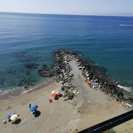 La Perla Cruise Apartment On Private Beach, Modern With Aircon & Wifi Benalmadena Bagian luar foto