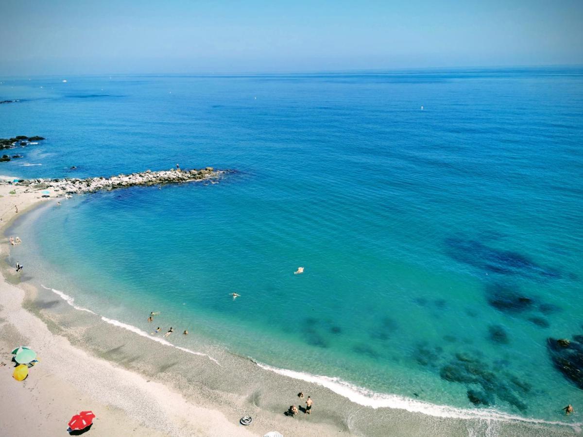 La Perla Cruise Apartment On Private Beach, Modern With Aircon & Wifi Benalmadena Bagian luar foto